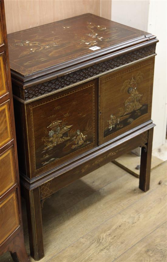 An early 20th century 78rpm wind-up gramophone player in chinoiserie-decorated cabinet, W. H. Barnes, London, W.75cm